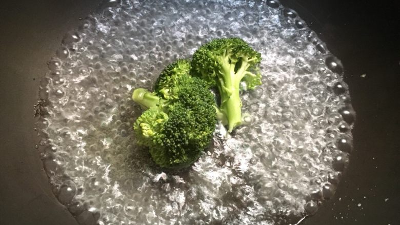 蛋丝咖喱饭,锅里加水煮滚,放入少许盐和油再放入洗干净的<a style='color:red;display:inline-block;' href='/shicai/ 119'>西兰花</a>