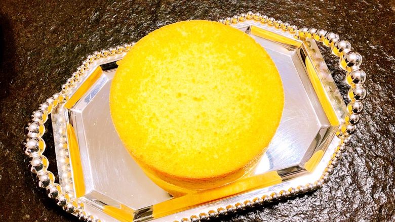 完美戚风蛋糕,这款戚风蛋糕蓬松、柔软细腻、回弹性很好,直接配牛奶食用或者加奶油做成造型蛋糕都很好~欢迎做过的宝宝们在菜谱下展示你们做的戚风,共同交流学习~