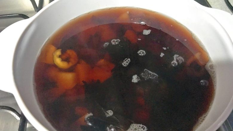 美容瘦身茶饮,搅拌一下,这样就煮好了,热饮冰镇都好喝。