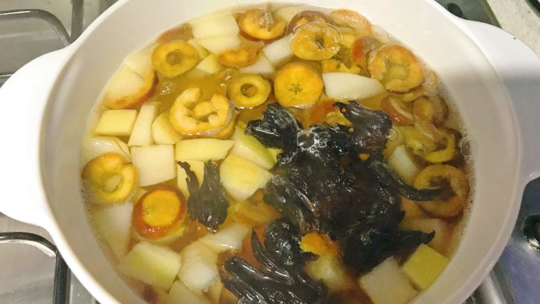美容瘦身茶饮,加入洛神花,关火。