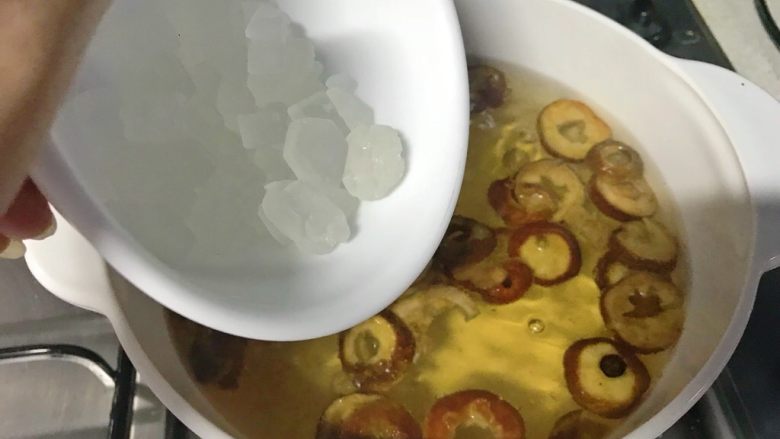 美容瘦身茶饮,煮20分钟后,山楂的味道煮出来了,干山楂也软化了,倒入冰糖。