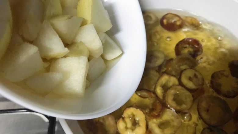 美容瘦身茶饮,再加入雪梨块,再煮10分钟。