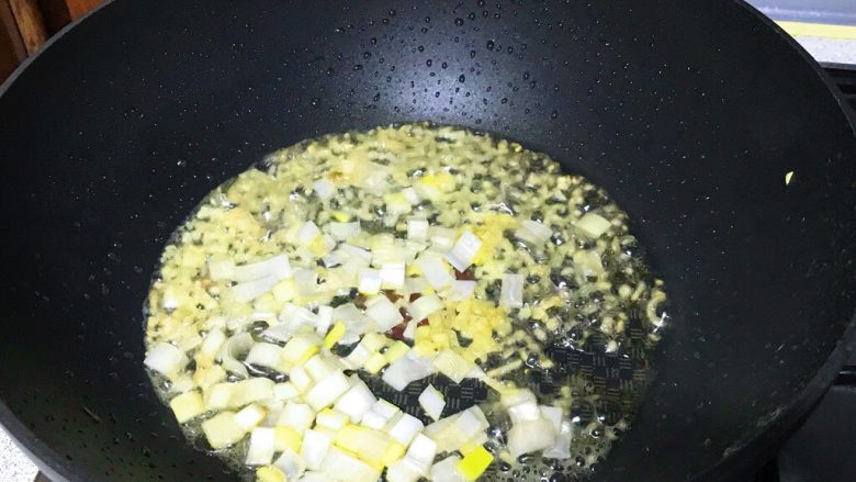 青蒜煎炒蛋豆腐,锅里底油,爆香葱姜末。