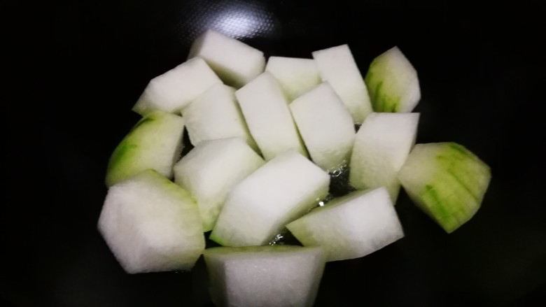 素菜系列之红烧肉,锅中油热下冬瓜