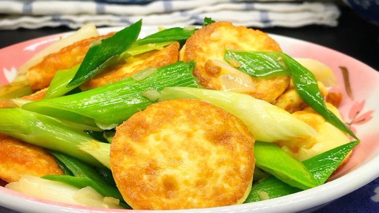 青蒜煎炒蛋豆腐,营养均衡,咸香适宜。