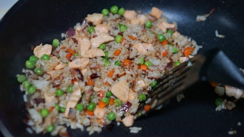 三文鱼波点蛋包饭,起锅前加盐调味,加入三文鱼丁翻炒均匀盛出