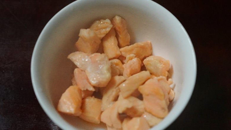 三文鱼波点蛋包饭,快速翻炒三文鱼丁并盛起待用,能吃生的三文鱼的孩子可以忽略这一步
