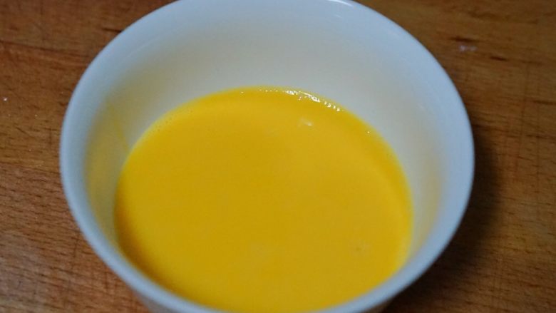 三文鱼波点蛋包饭,蛋液打散后要过筛,蛋皮方能细腻