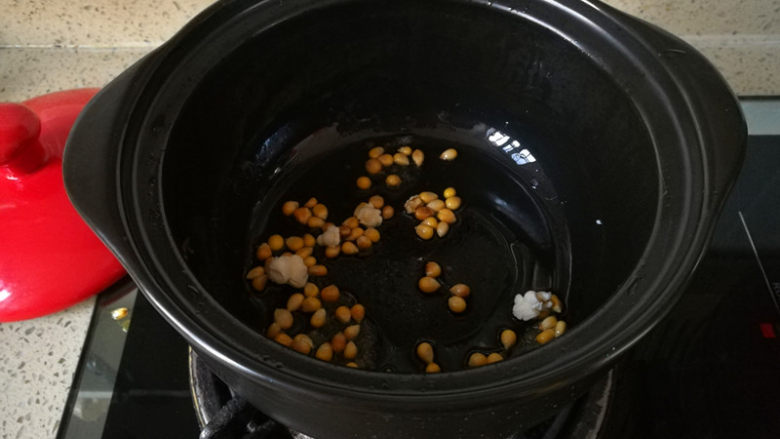砂锅爆米花,锅中有个别玉米粒比较积极,开花啦。