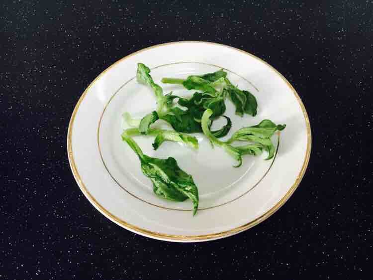 平衡体热 清热解腻 缤纷蔬菜水果沙拉,冰草撕成小朵。