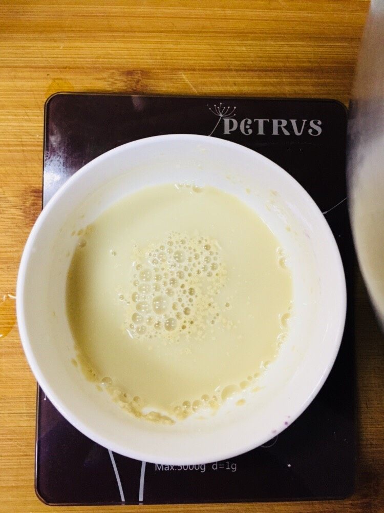 紫薯荷叶饼,温水➕<a style='color:red;display:inline-block;' href='/shicai/ 731'>酵母</a>，搅拌均匀，静置五分钟