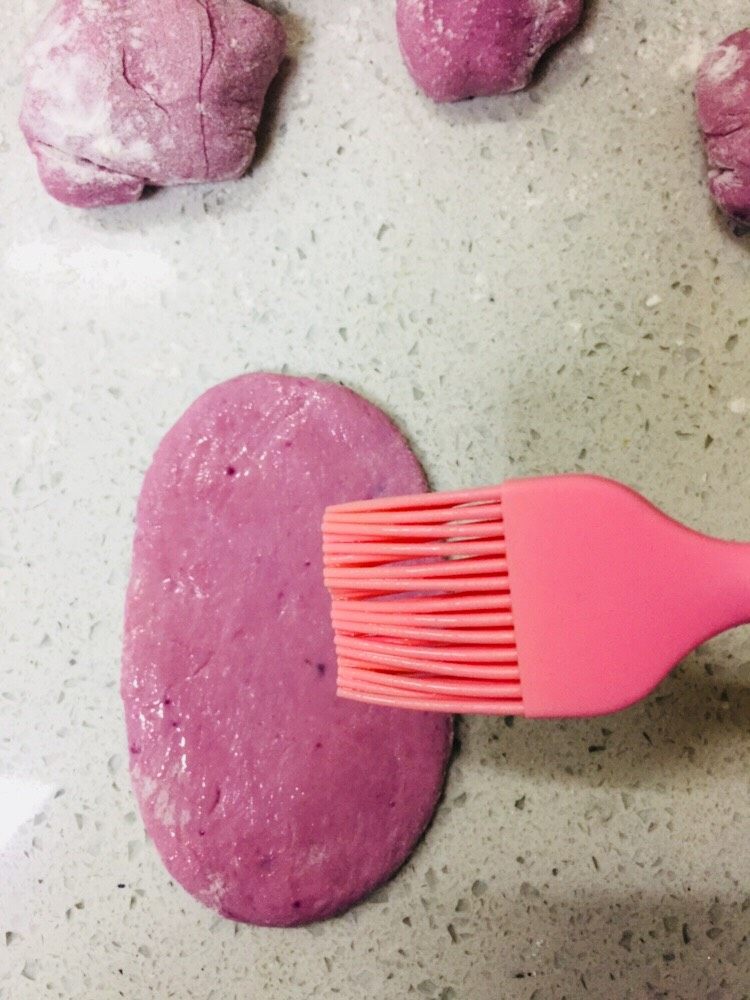 紫薯荷叶饼,刷上油