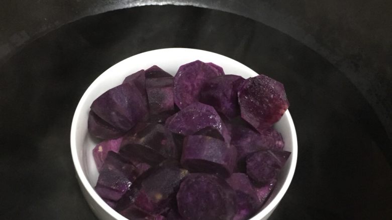 紫薯荷叶饼,锅中防放水，蒸紫薯