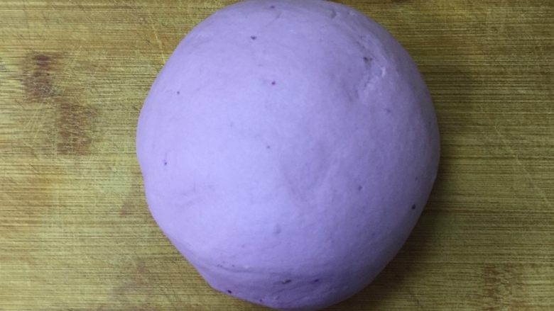 紫薯荷叶饼,揉成光滑的面团
