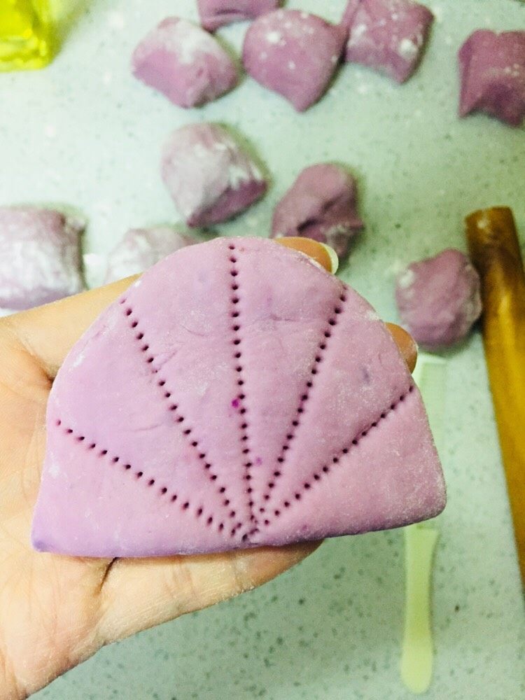 紫薯荷叶饼,用洗干净的梳子压出纹路