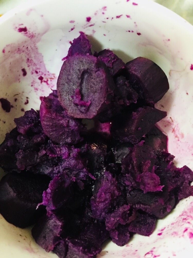 紫薯荷叶饼,蒸熟的紫薯