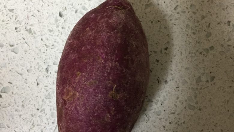 紫薯荷叶饼,<a style='color:red;display:inline-block;' href='/shicai/ 2643'>紫薯</a>去皮，切块，洗干净