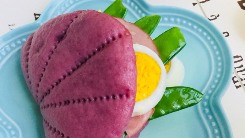 紫薯荷叶饼,加上荷兰豆，鸡蛋，肉，就是中国式汉堡😋