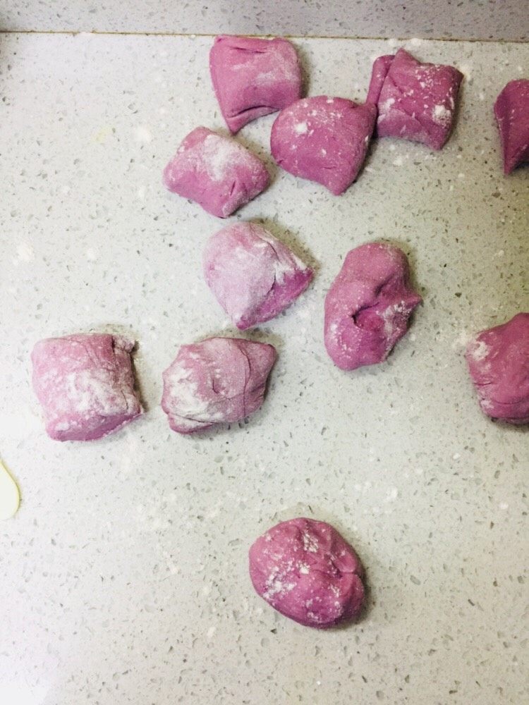 紫薯荷叶饼,每个五十克分割好