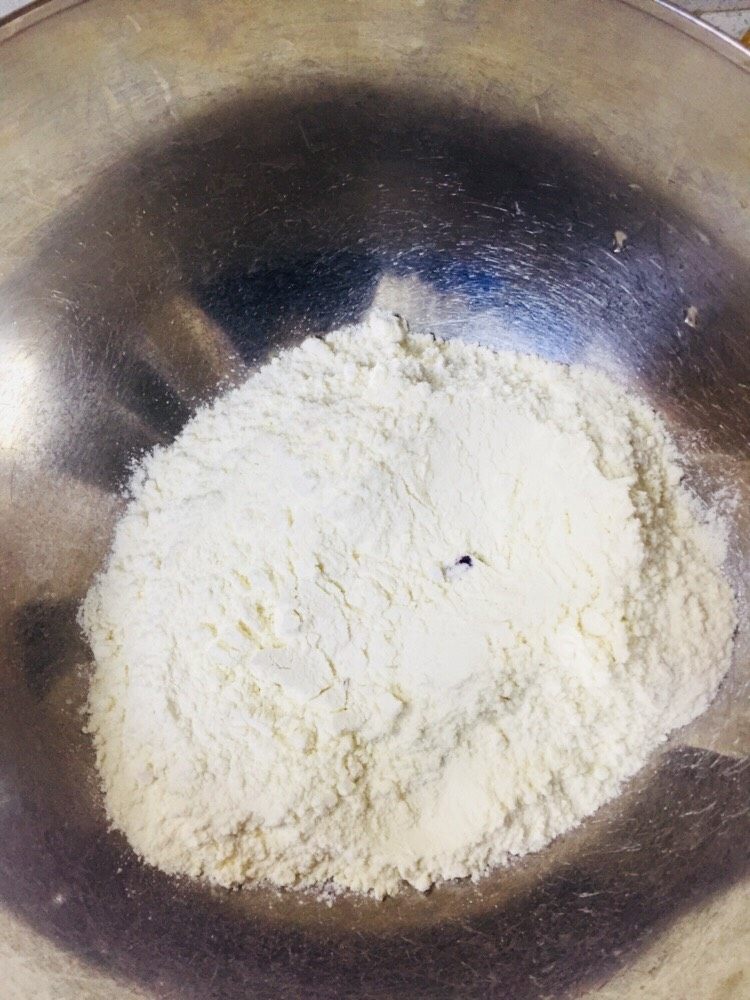 紫薯荷叶饼,紫薯中➕<a style='color:red;display:inline-block;' href='/shicai/ 519'>面粉</a>