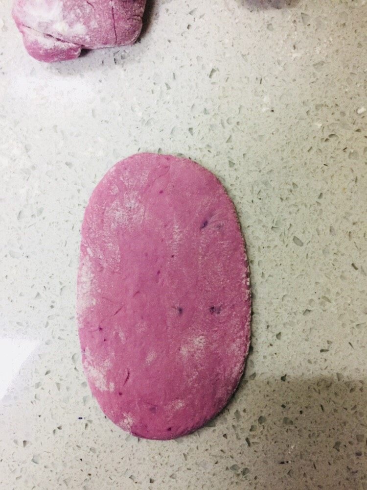 紫薯荷叶饼,搞成牛舌状