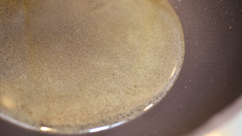 辣子鸡丁,锅中油放宽,烧热至160度。