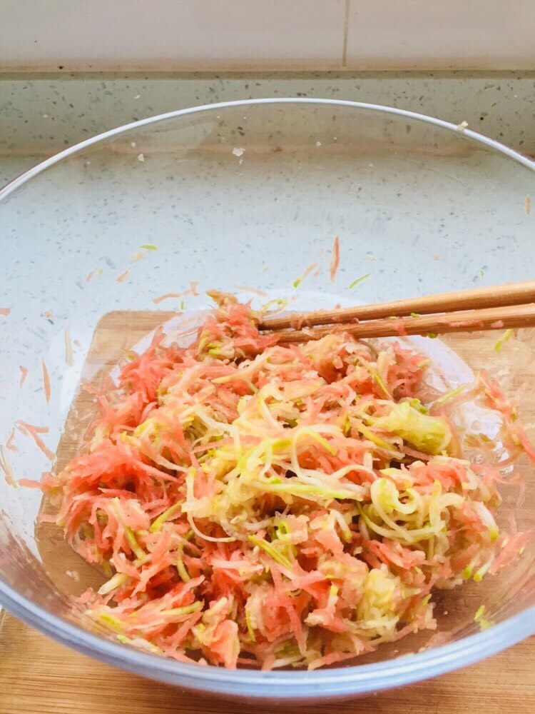 西葫芦鸡蛋饼,将<a style='color:red;display:inline-block;' href='/shicai/ 66'>西葫芦</a>、<a style='color:red;display:inline-block;' href='/shicai/ 25'>胡萝卜</a>分别洗净切丝，加入盐搅拌并静置 5 分钟后，将多余水分倒出。