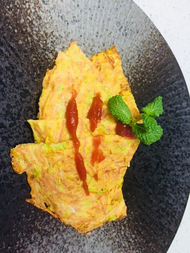 西葫芦鸡蛋饼,
根据个人口味可搭配少量番茄酱。