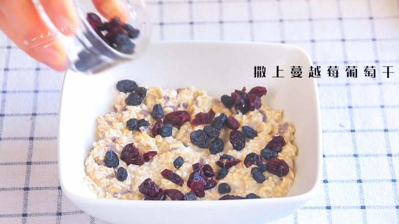 干果燕麦藕粉糕,泡好的燕麦吸足了水分。碗四周抹一层油,燕麦糊倒入,撒上蔓越莓葡萄干,大火蒸20分钟。