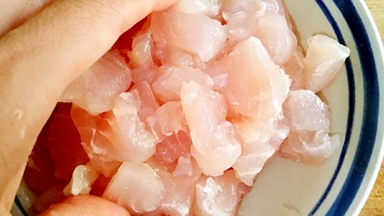 鱼米之乡,用手抓匀腌制10分钟。
