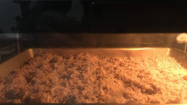 烤箱板儿童海苔肉松,放进烤箱中层上下火180度15分钟,分4次翻伴。