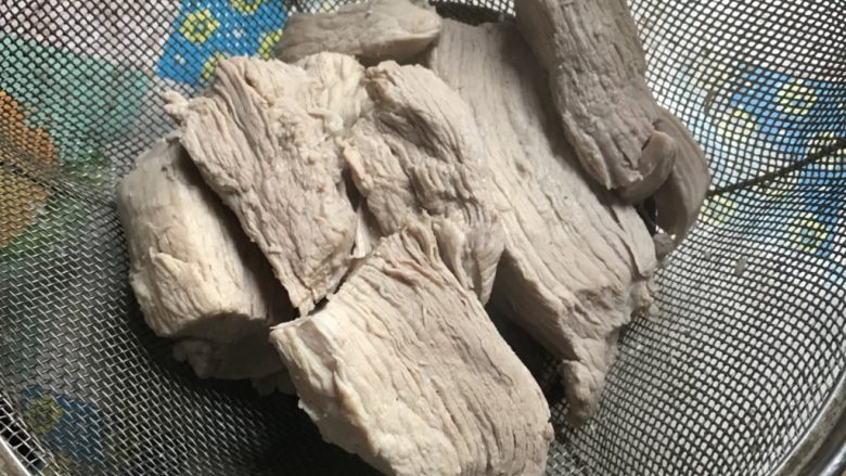 烤箱板儿童海苔肉松,排气完成后取出肉块,滤去水分。