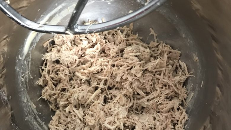 烤箱板儿童海苔肉松,放入厨师机桶中用F搅拌头一档搅拌,也可以用电动打蛋器低速搅拌。