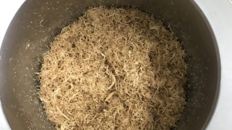 烤箱板儿童海苔肉松,继续倒入桶里,用电动打蛋器低速搅拌蓬松即可。