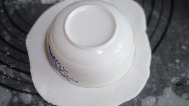 水晶福袋,将小剂子压扁,擀成圆形后用适当大小的碗扣在上面,