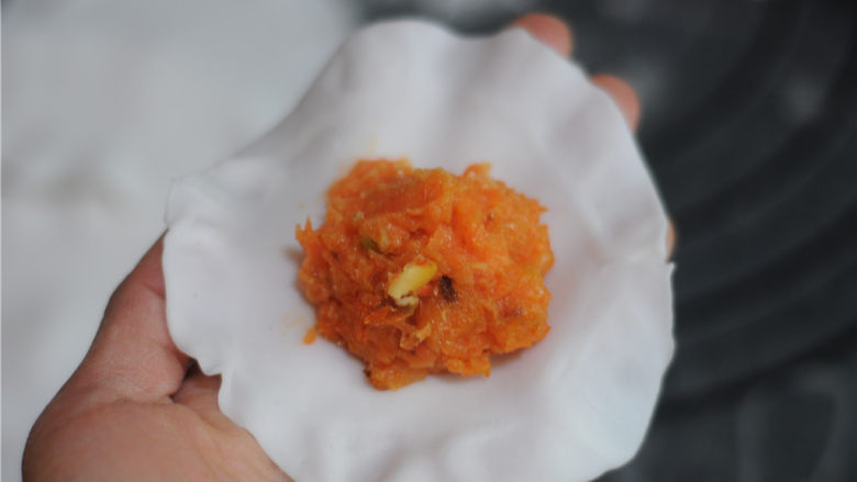 水晶福袋,舀一勺馅料放在面片中间,四周都往中间包裹