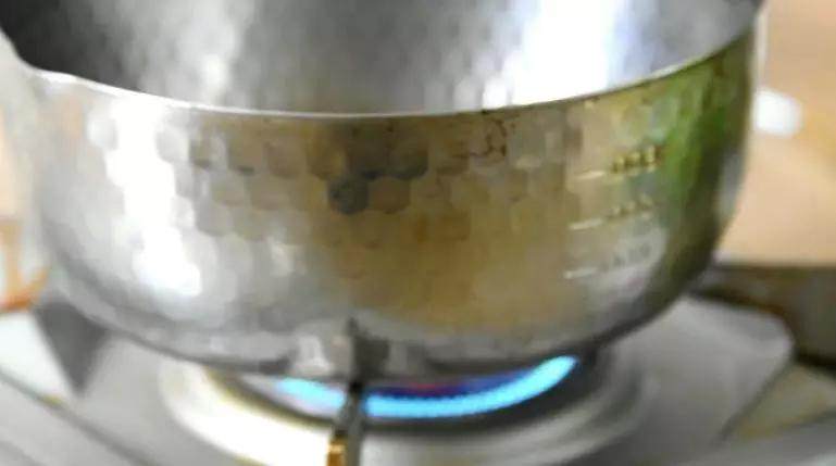 10分钟以内就能喝上香醇奶茶,味道一级棒哦!,空锅大火烧热后转小火