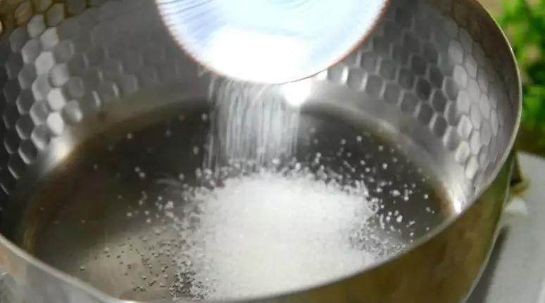10分钟以内就能喝上香醇奶茶,味道一级棒哦!,小火加入白砂糖