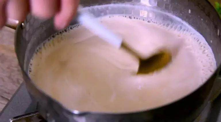 10分钟以内就能喝上香醇奶茶,味道一级棒哦!,搅拌均匀