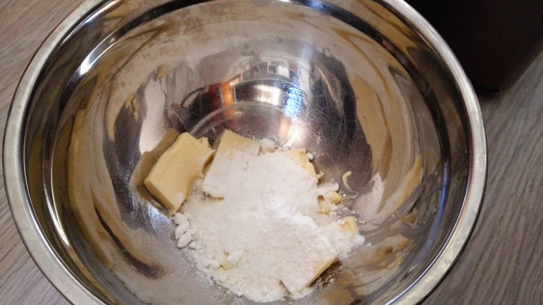 字母饼干,加入糖粉,打发,