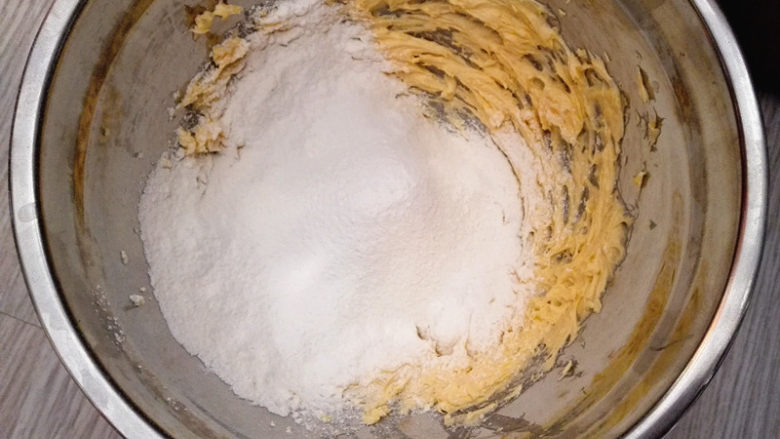 字母饼干,筛入低筋面粉,