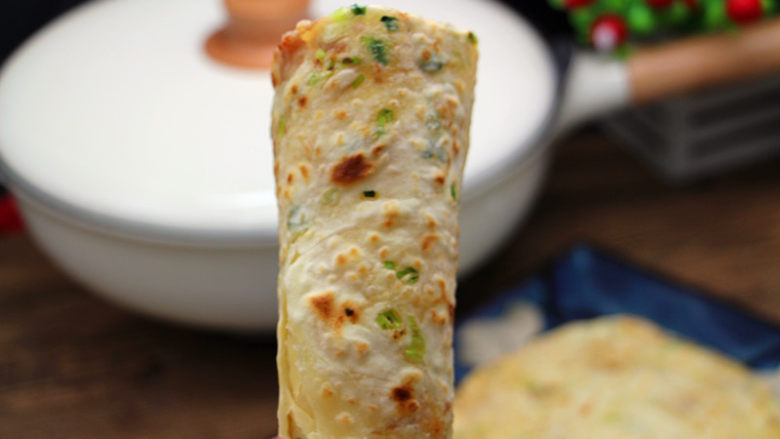 葱油烙饼,香喷喷的肉馅烙饼就出锅了,赶快试试吧!