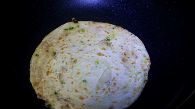 葱油烙饼,翻面,另外一面也煎好。