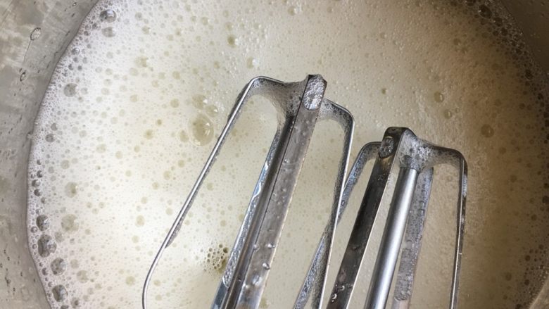 情人节礼物你准备好了吗?心形巧克力杏仁蛋白酥,搅打至鱼眼泡再加入3克细砂糖,搅打