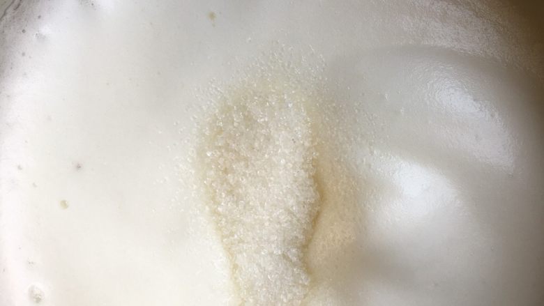 情人节礼物你准备好了吗?心形巧克力杏仁蛋白酥,打至湿性发泡再加入3克细砂糖