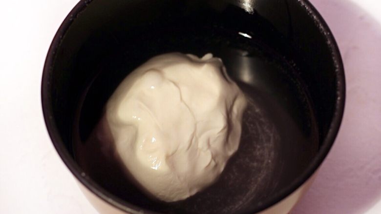 陕西小吃—凉皮,醒发好的面团开始洗面,盆中倒入适量水淹过面团,我只用了150克的高粉,洗俩次面即可。