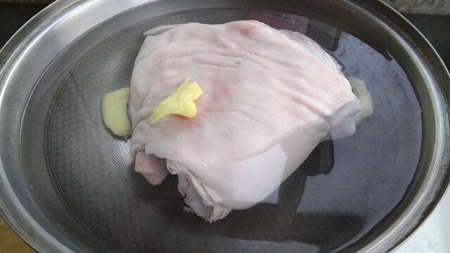 酱肘子,4.放入清水锅里焯水去腥(先底部朝下煮开再翻个煮正面),煮的筷子能把皮扎动就可以了