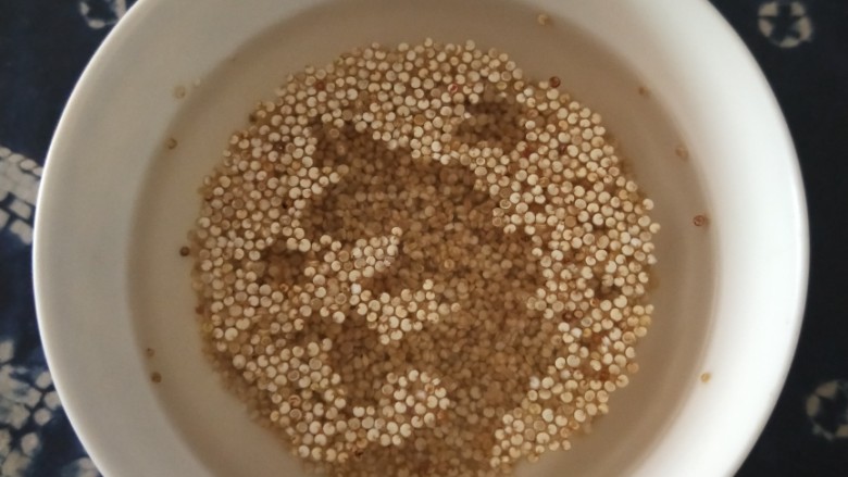 五谷杂粮木桶饭,将各种杂粮洗净,用好水浸泡,因为杂粮尤其豆类较硬,宜浸泡一晚上。