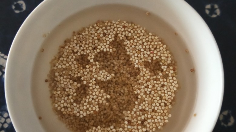 五谷杂粮木桶饭,如果有加入藜麦,由于藜麦颗粒小,宜用另外的容器浸泡,藜麦只需要提前半小时浸泡,活性高的藜麦会出小芽。