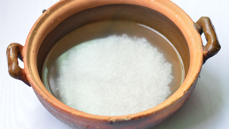 蟹粥,放入砂锅,注入足量水,先浸泡15分钟